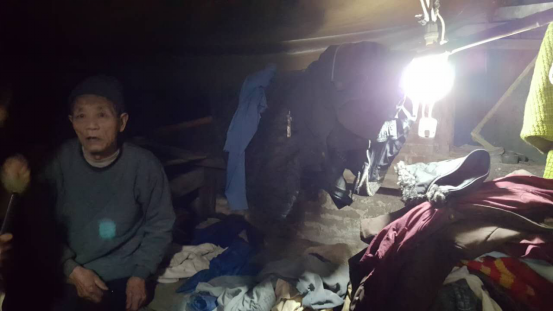 iShow公益——父母相继出走，五个月大被遗弃在家的孤独少年 胡家期400.png